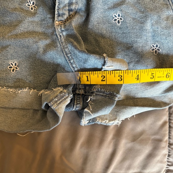 Embroidered flower Hollister high rise mom short 3’ - Picture 6 of 8